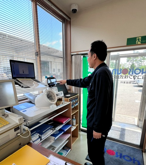 ヨコウン株式会社の点呼場の様子。ロボット型点呼機器を操作するドライバー